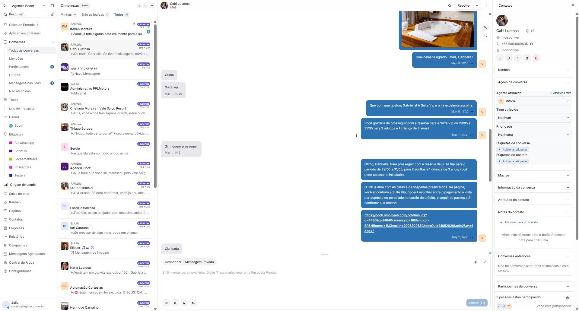 Painel de atendimento com conversas, filas e histórico de WhatsApp no CRM.